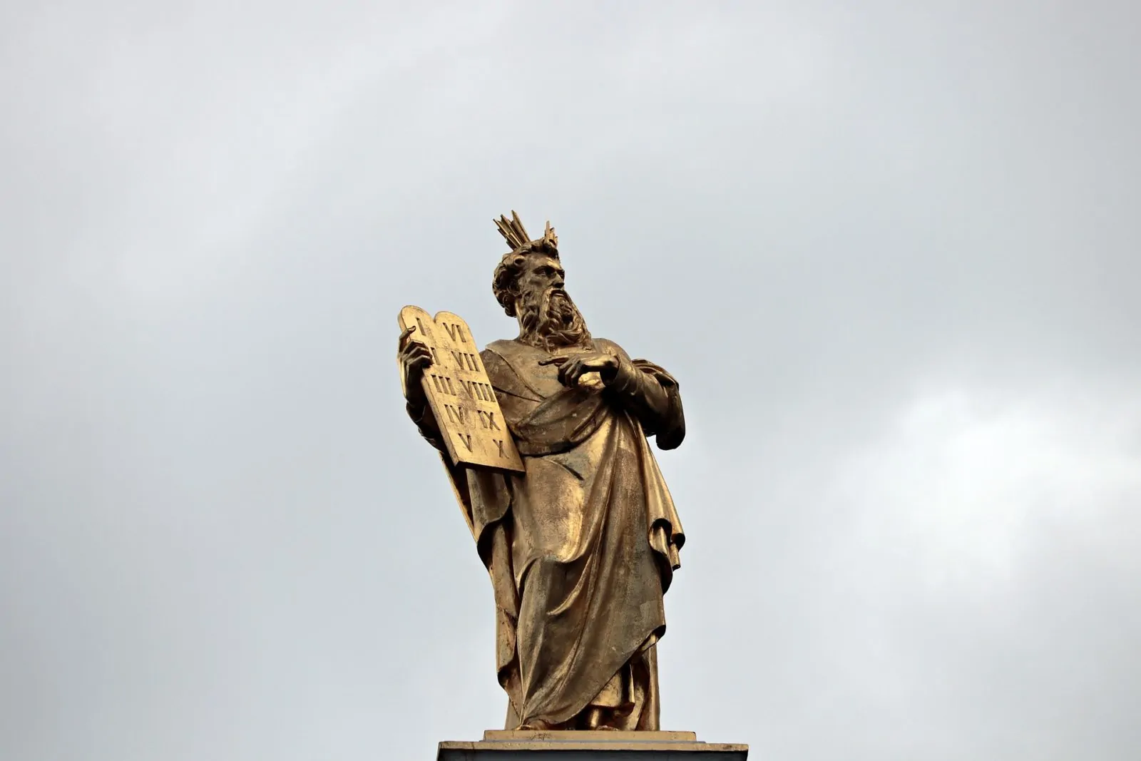 Moses empfängt die zehn Gebote