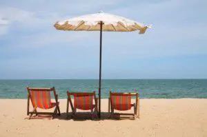Liegestühle am Strand